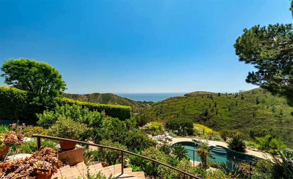 Casa de la actriz Brie Larson en Malibu jardín con piscina