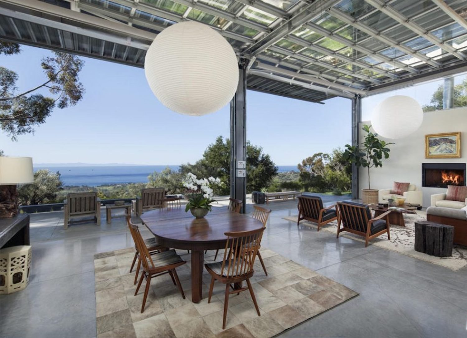 Casa de la actriz Natalie Portman en Montecito comedor abierto
