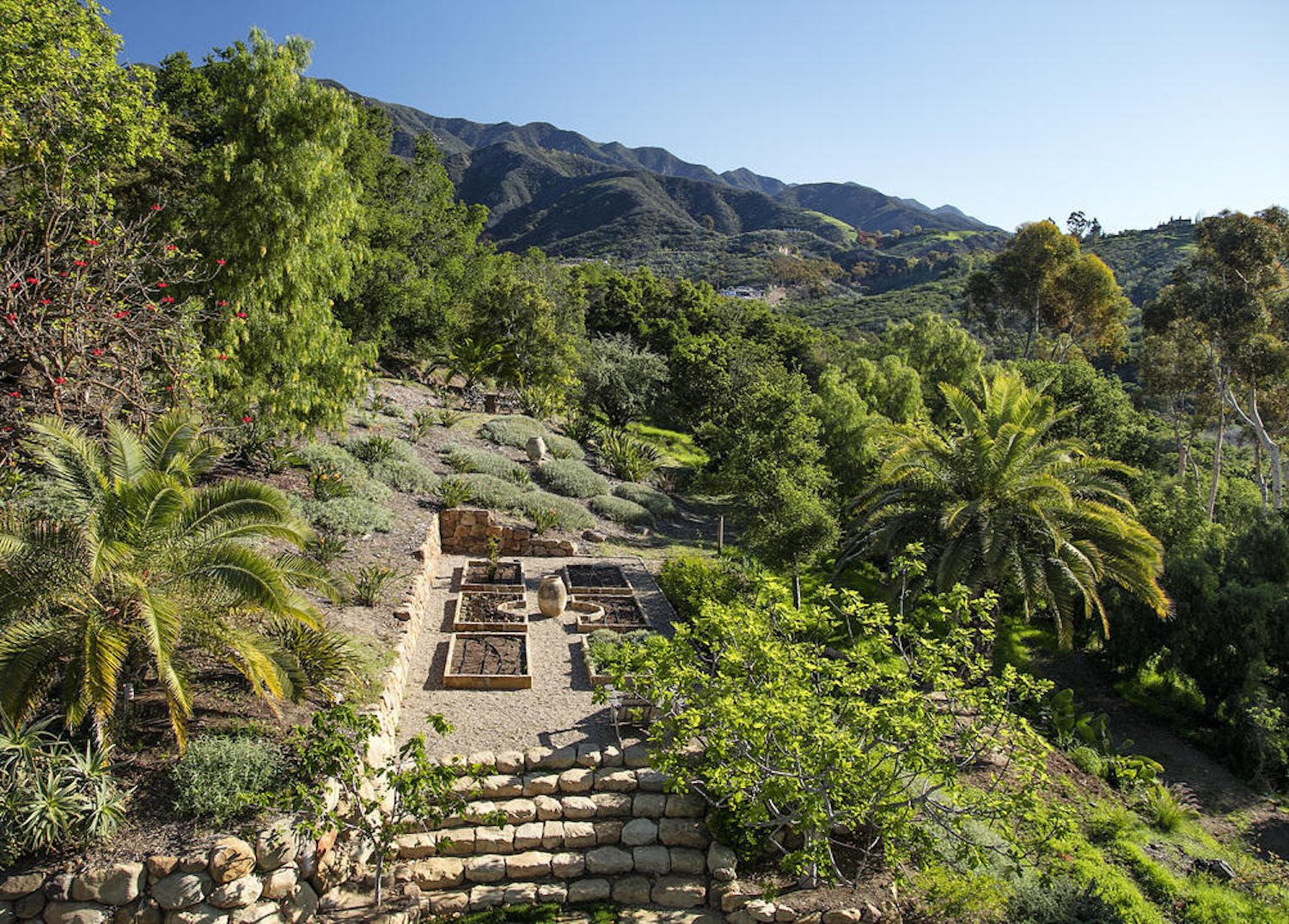 Casa de la actriz Natalie Portman en Montecito jardín