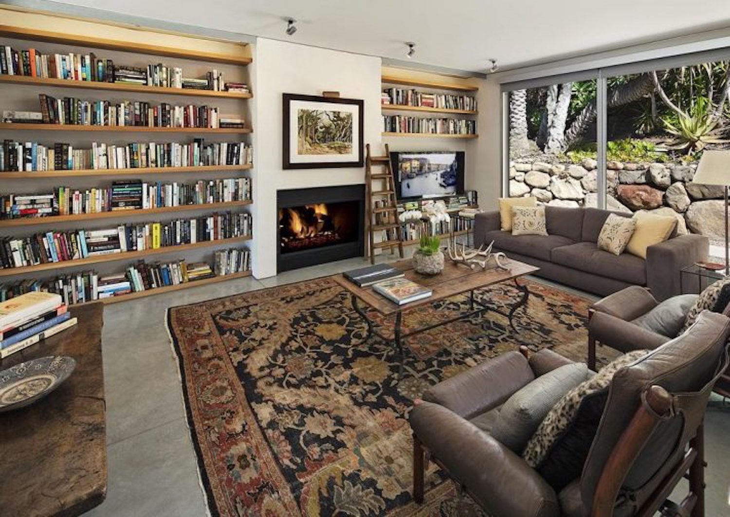 Casa de la actriz Natalie Portman en Montecito sala de estar y biblioteca