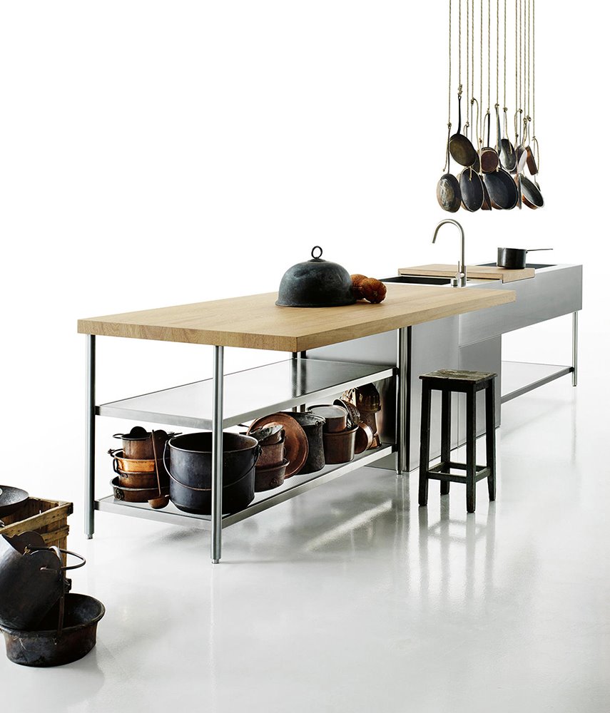 El acero inox protagoniza los módulos de la cocina Open, diseño de Piero Lissoni para Boffi.