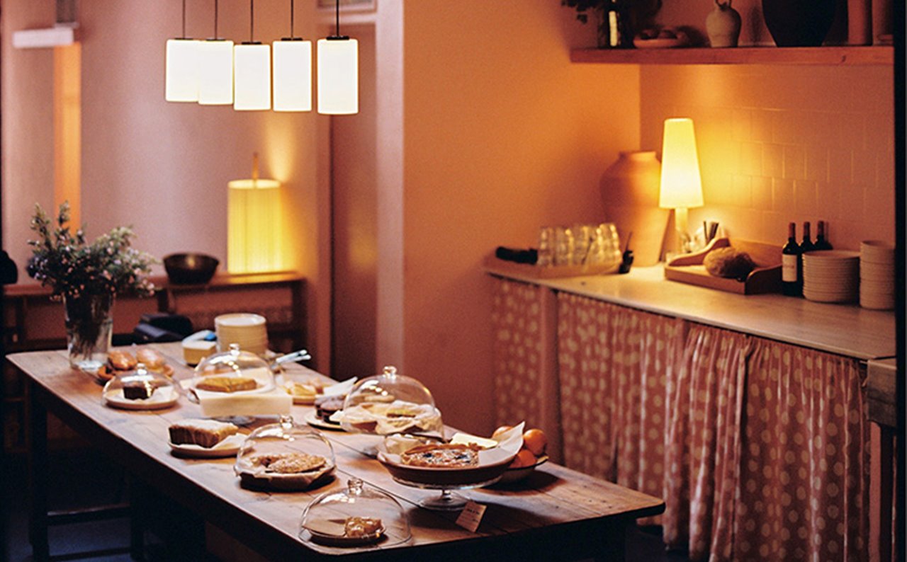 La mesa de Baldomero llena de todos los platos deliciosos que puedes probar en Baldomero se ha convertido ya en un icono de la ciudad. Fotografía de @gemagonzalez_photo 