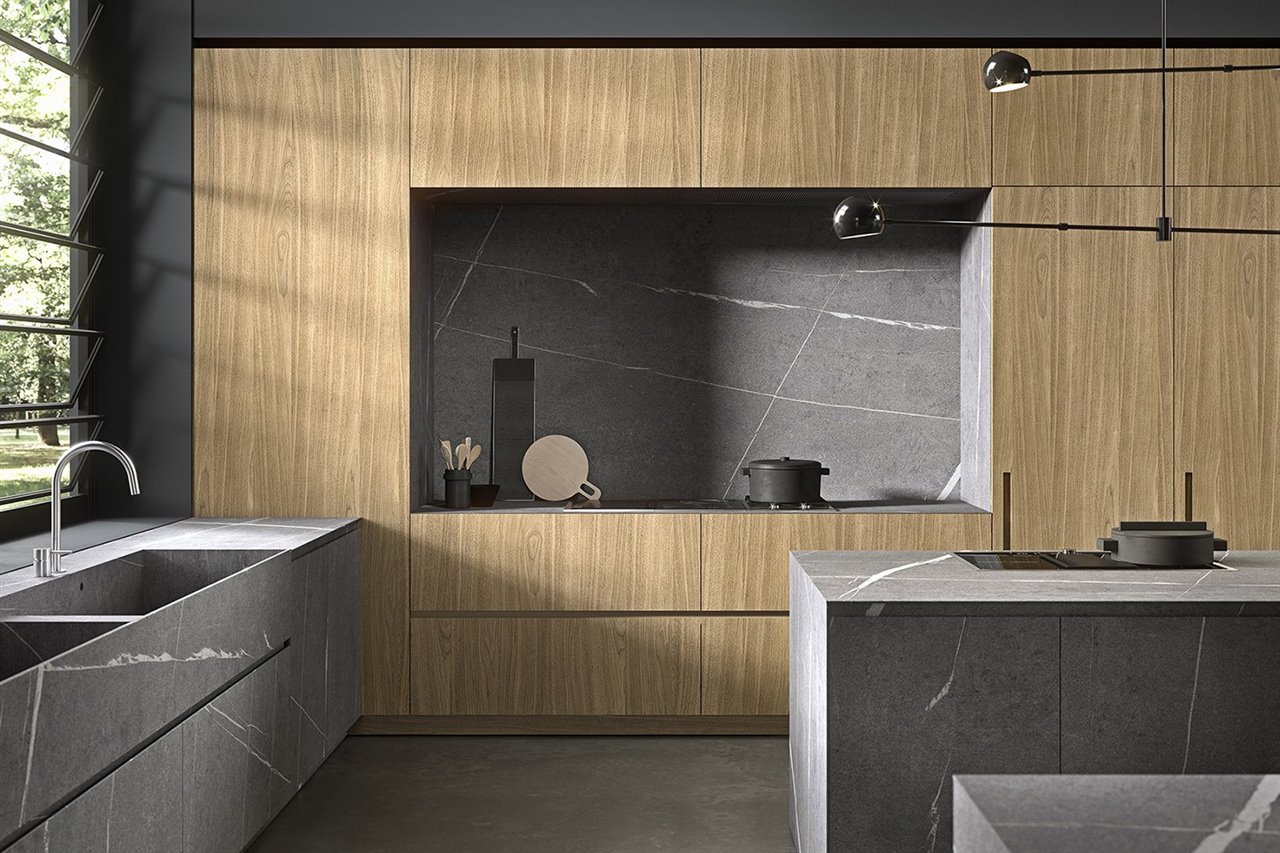 Porcelánico para la isla y las superficies de trabajo y boiserie en los armarios se combinan en el modelo Twenty, de Modulnova.
