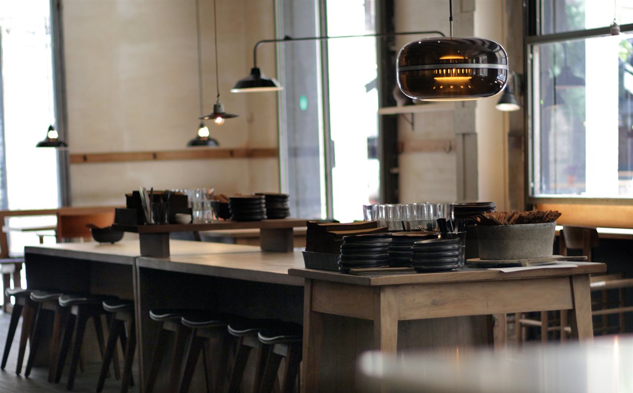 Una mesa larga para compartir espacio y comer en comunidad, con taburetes nórdicos con reminiscencias japonesas. 