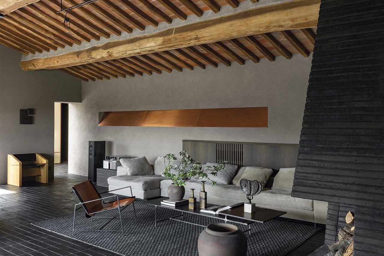 El estudio Holzrausch ha logrado en esta casa en la Toscana un interesante equilibrio entre tradición y lujo. 