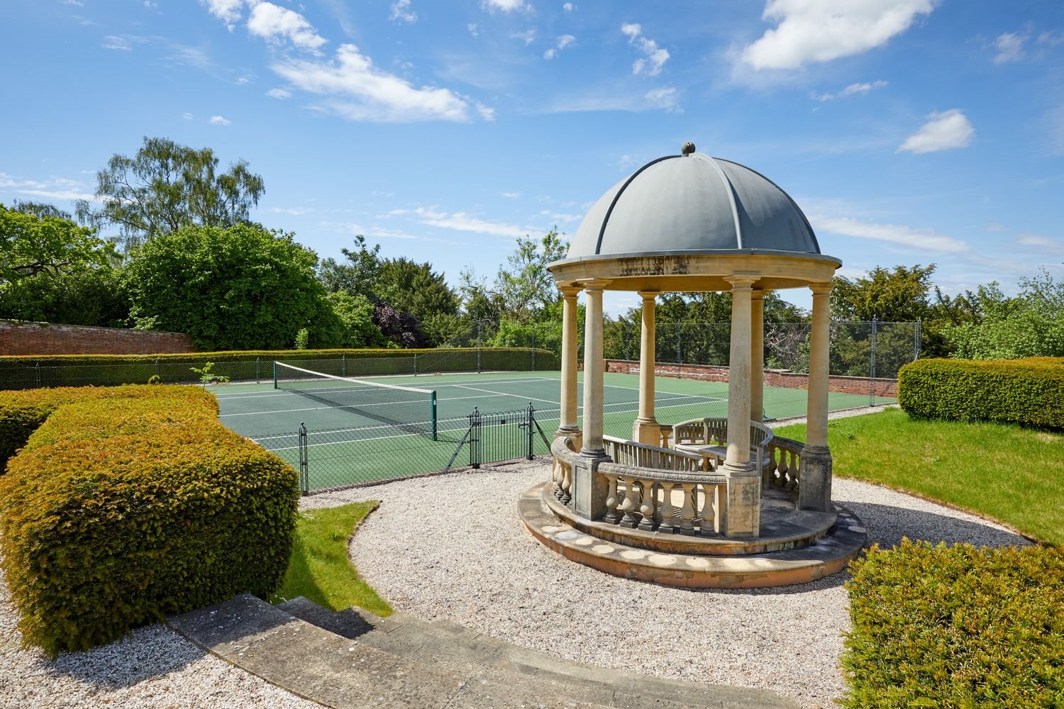 Casa del cantante Robbie Williams exterior con pista de tenis