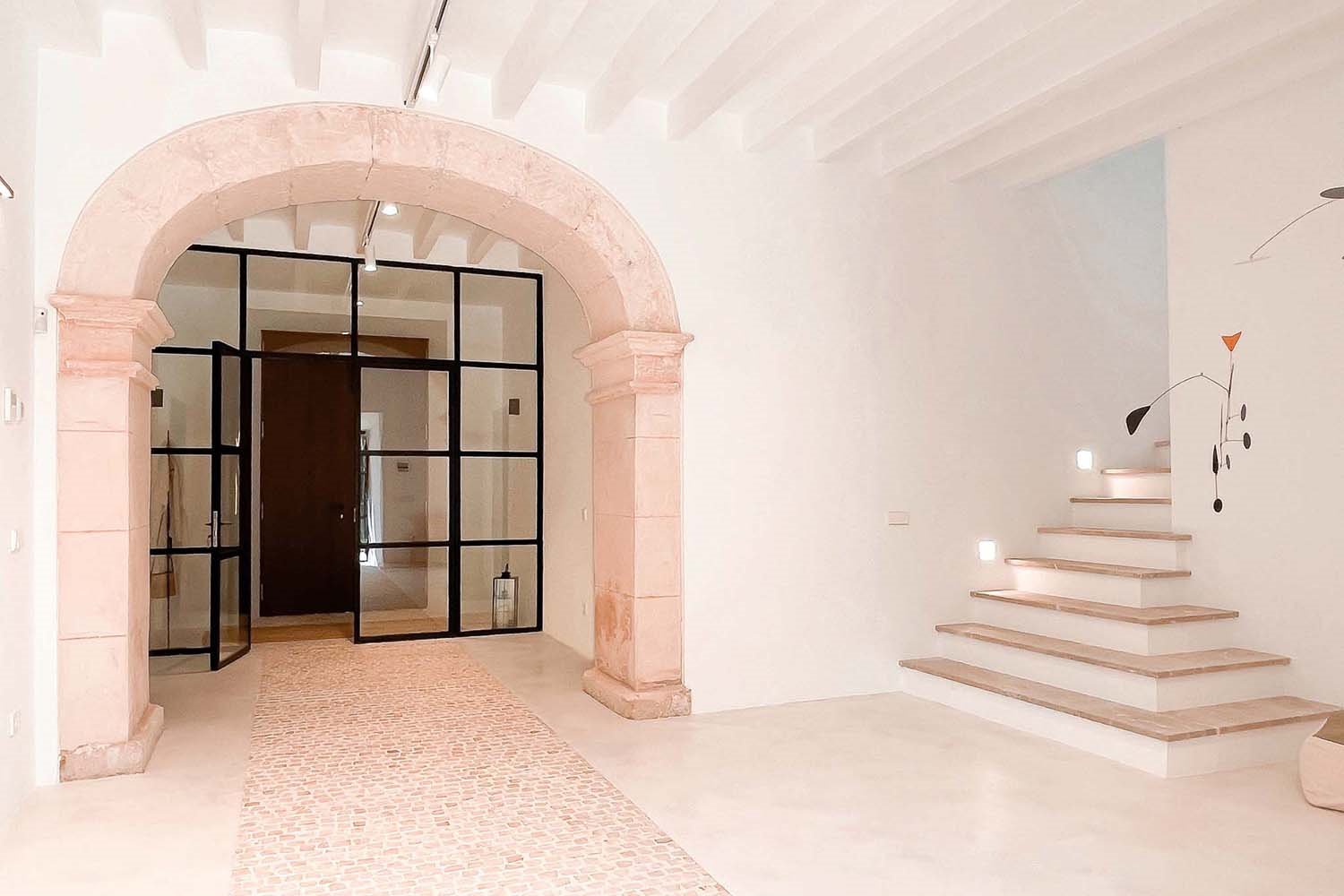 casa sencelles bonba studio vestíbulo con arco de piedra