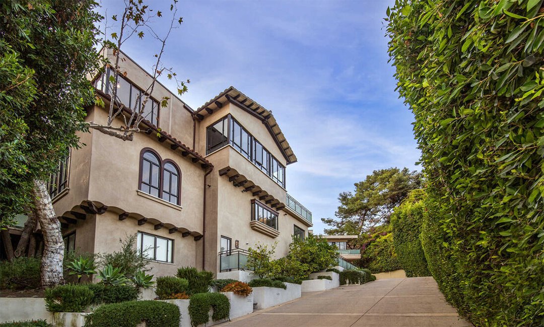 Casa de la cantante Rihanna en Hollywood Hills entrada