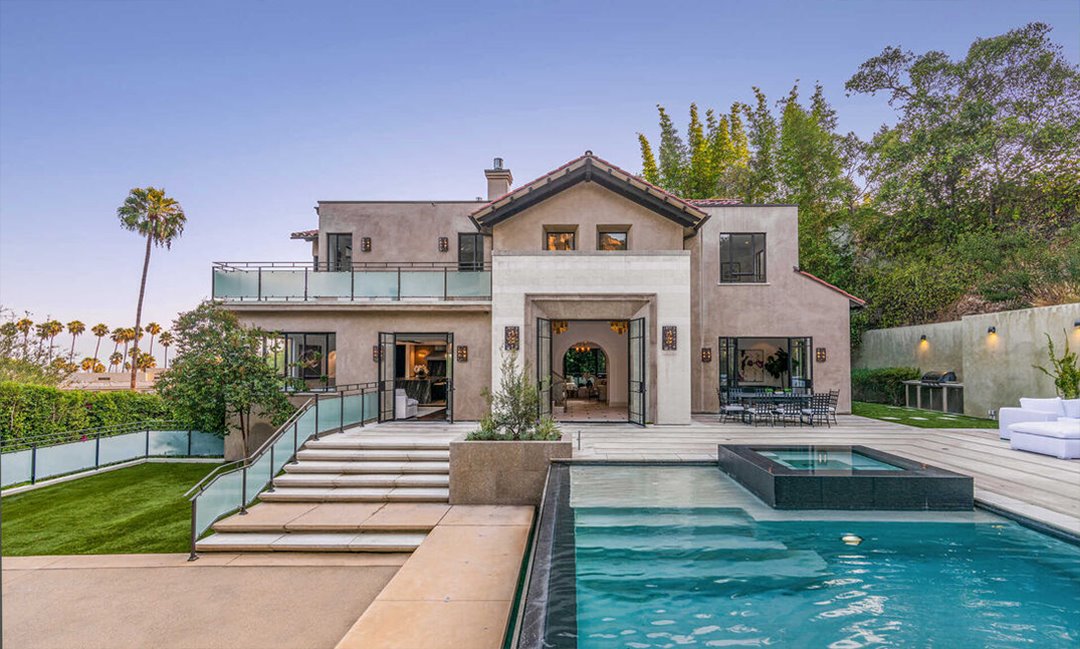 Casa de la cantante Rihanna en Hollywood Hills jardín con piscina