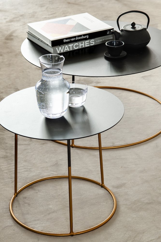 Detalles decorativos que aportan lujo libros en la mesa