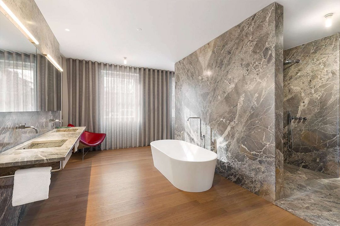 Casa del escultor Anish Kapoor en Londres baño de piedra con bañera