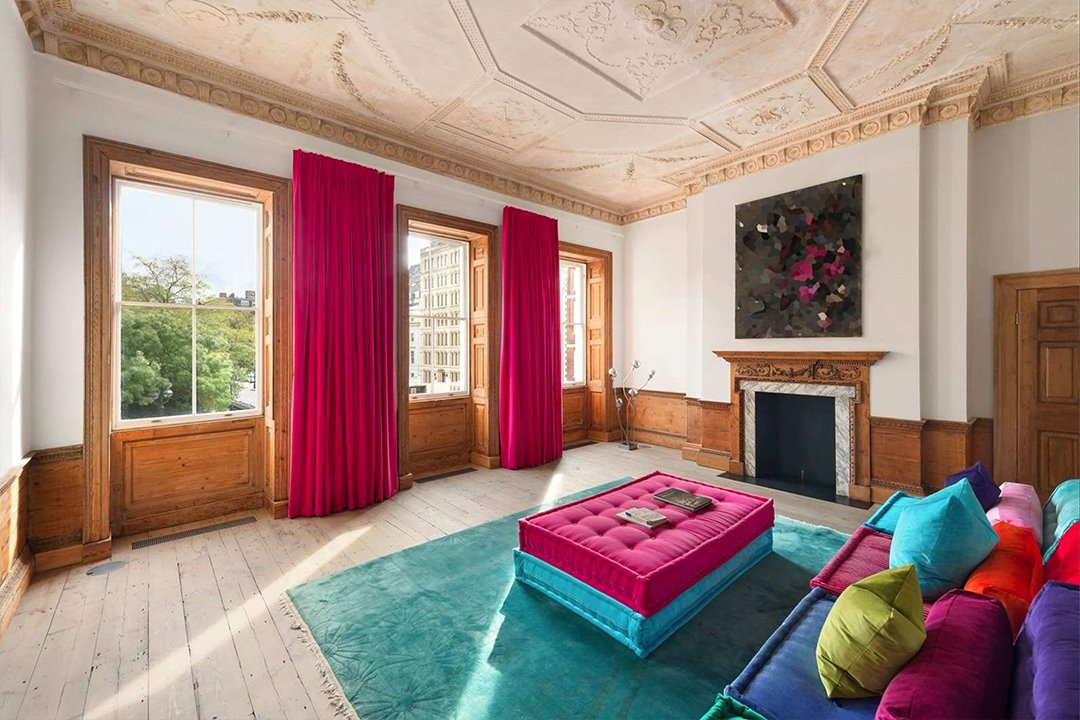 Casa del escultor Anish Kapoor en Londres salón colorido