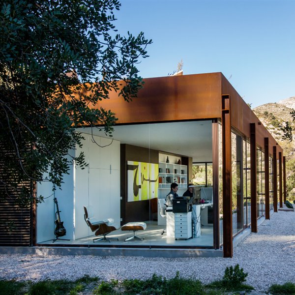 Las formas puras y minimalistas hacen brillar con luz propia esta sorprendente casa