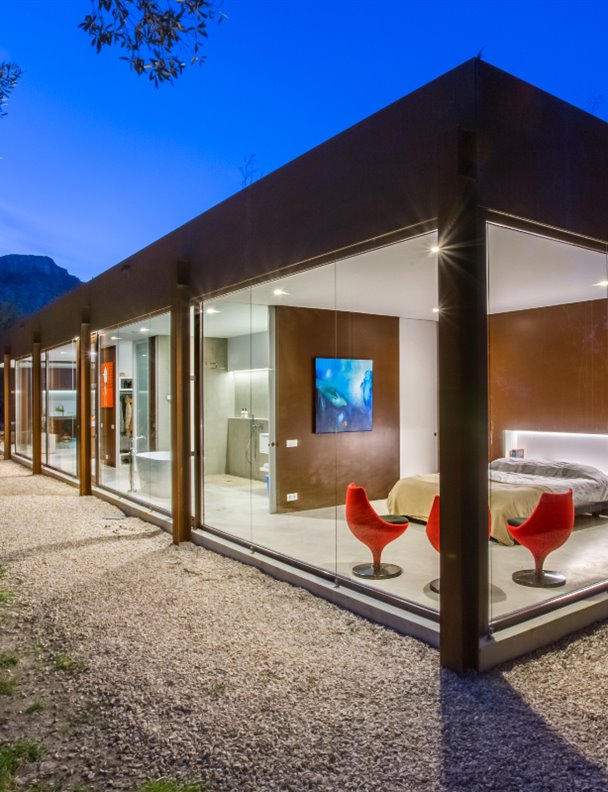 Las formas puras y minimalistas hacen brillar con luz propia esta sorprendente casa
