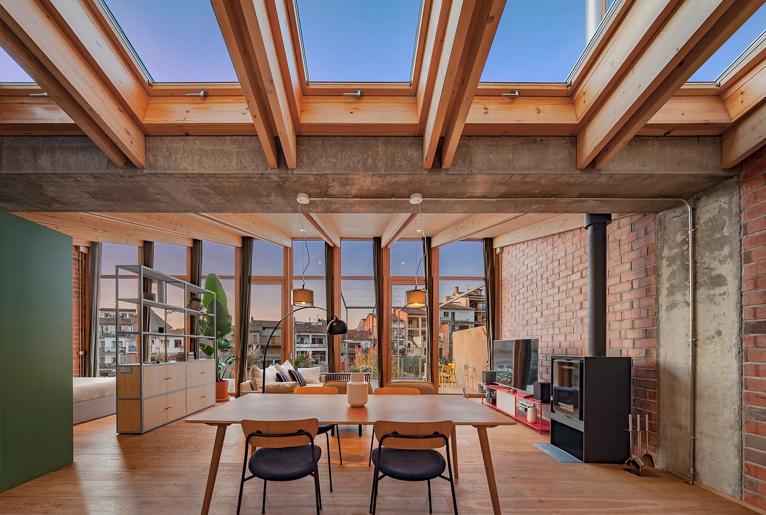 casa esquirol-sau foto Andres Flajszer comedor con ventana de techo