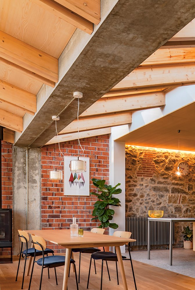 casa esquirol-sau foto Andres Flajszer comedor muros de ladrillo y piedra