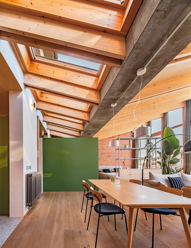 La planta baja de esta casa de pueblo se aprovecha de la luz para crear un moderno y acogedor alojamiento rural 
