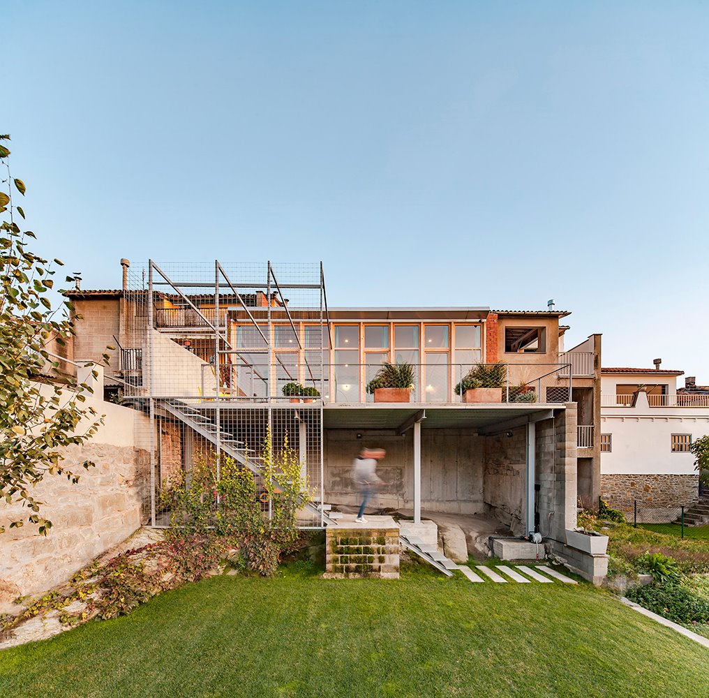 casa esquirol-sau foto Andres Flajszer fachada a jardín