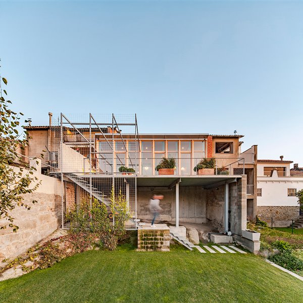 La planta baja de esta casa de pueblo se aprovecha de la luz para crear un moderno y acogedor alojamiento rural 