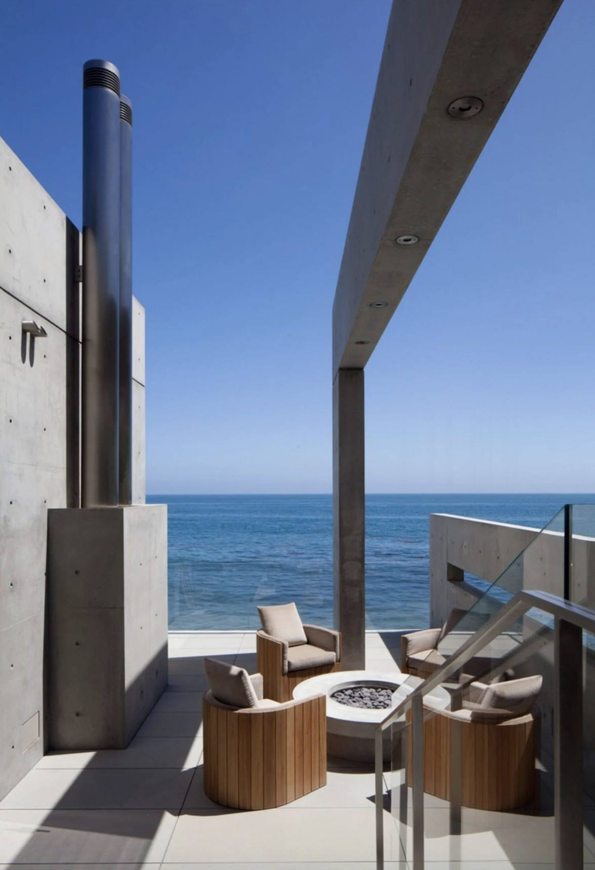 Casa Kanye West diseñada por Tadao Ando en Malibú terraza con chimenea