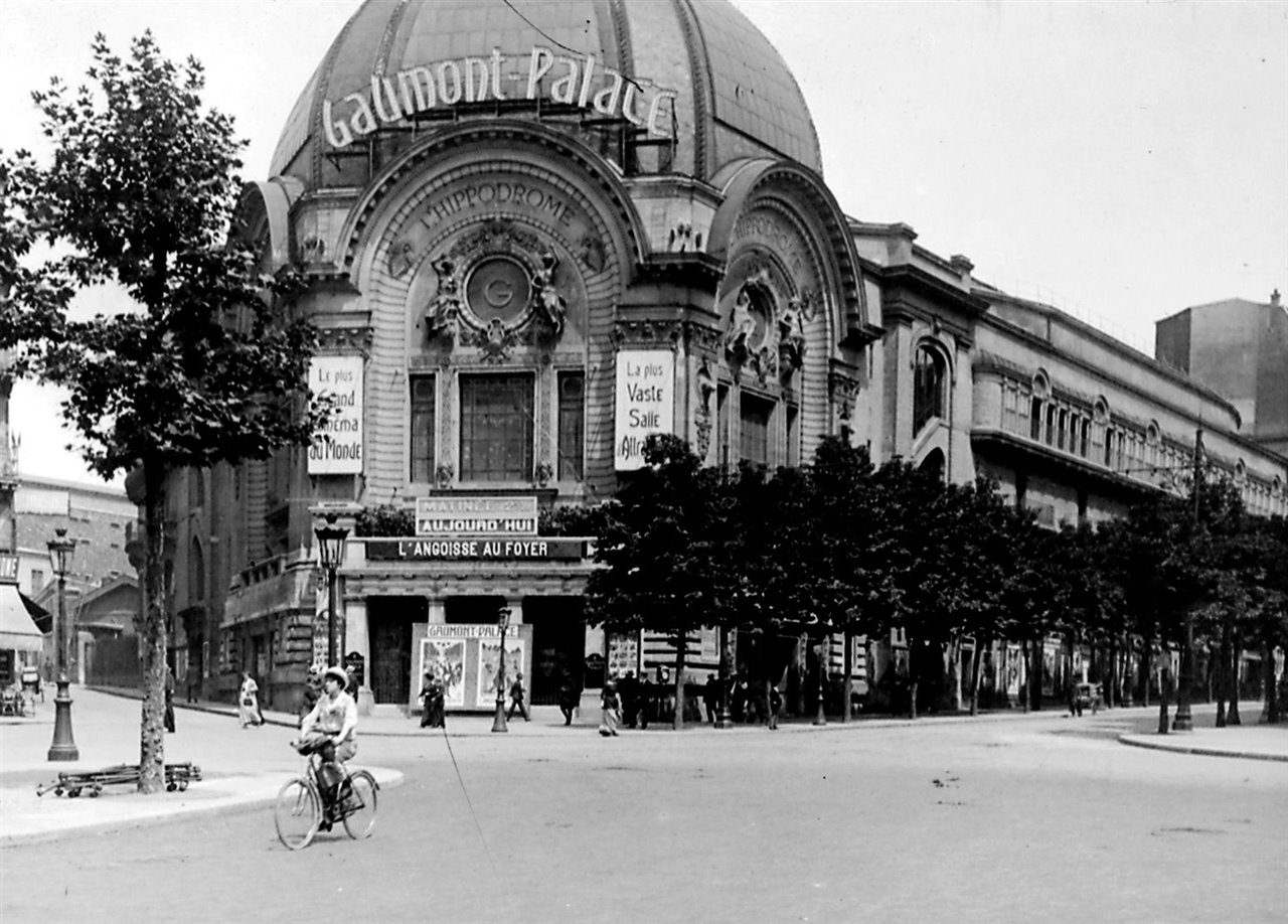 El Bellas Artes, diseñado por el arquitecto Ramón Cortázar, está inspirado en el Gaumont Palace de París, que fue derribado para construir un hotel y un centro comercial. 