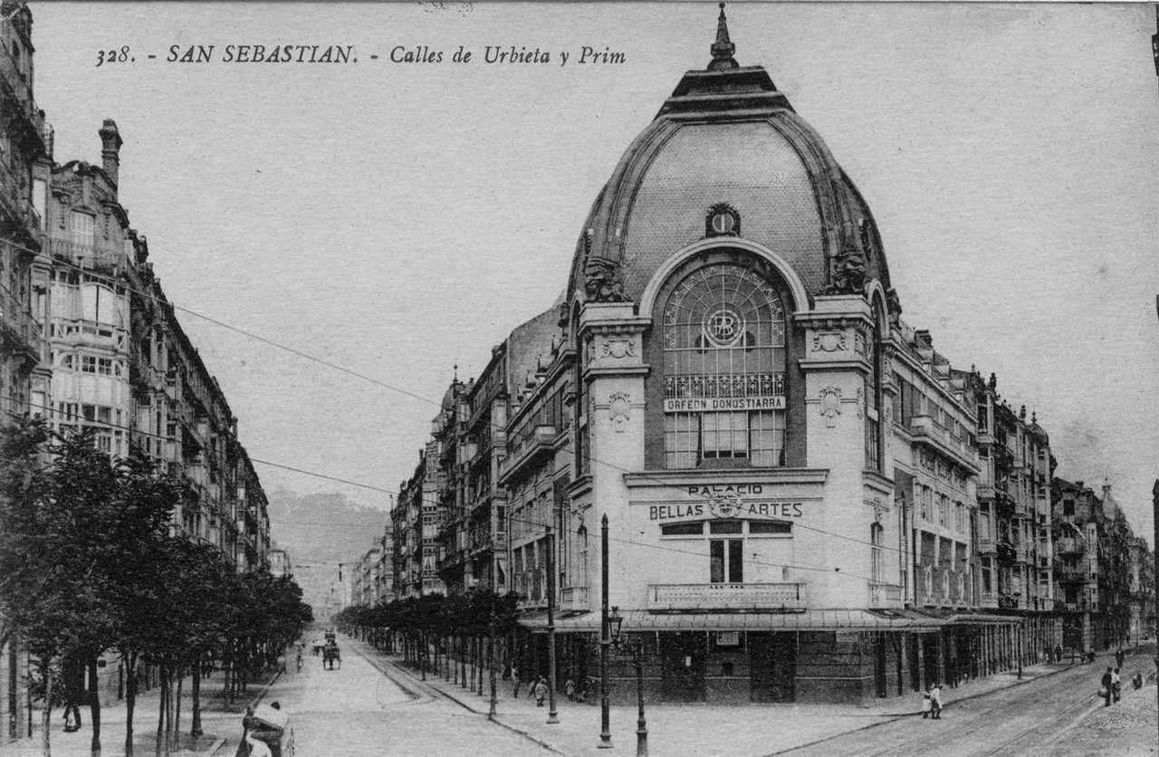 El Palacio Bellas Artes está ubicado en el distrito de Amara. 