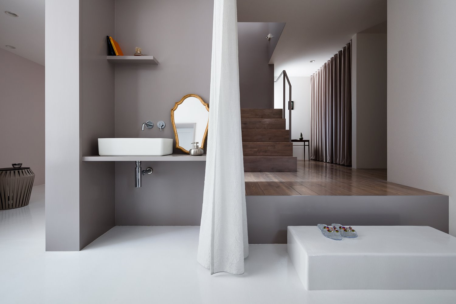 baño gris casa japon
