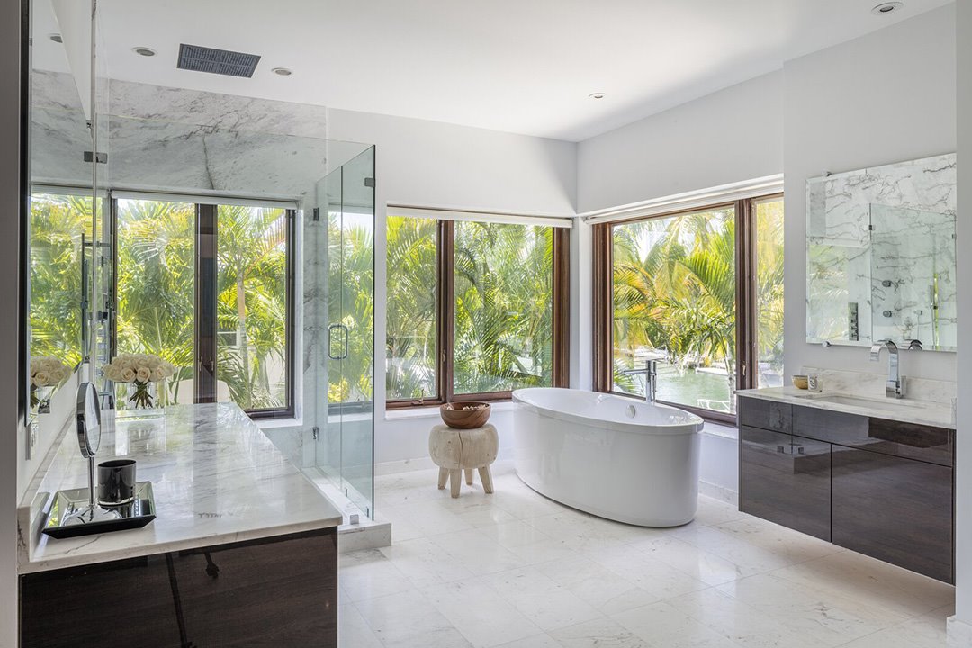 Casa Joe Jonas y Sophie Turner en Miami baño