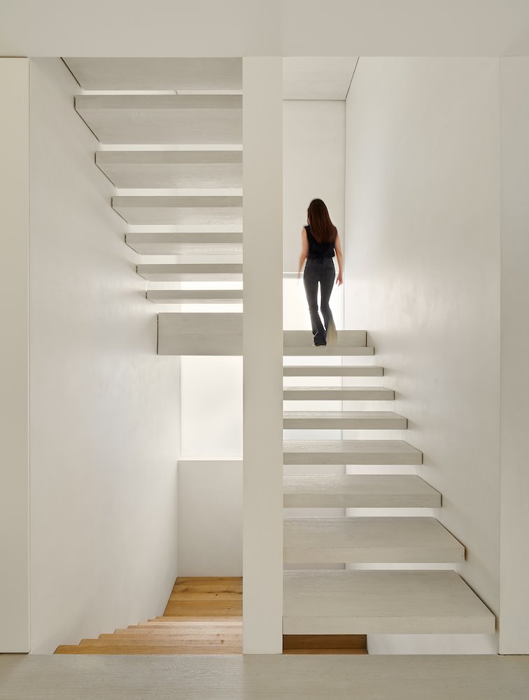 Casa Silencio diseñada por Lorna de Santos en Madrid escaleras blancas