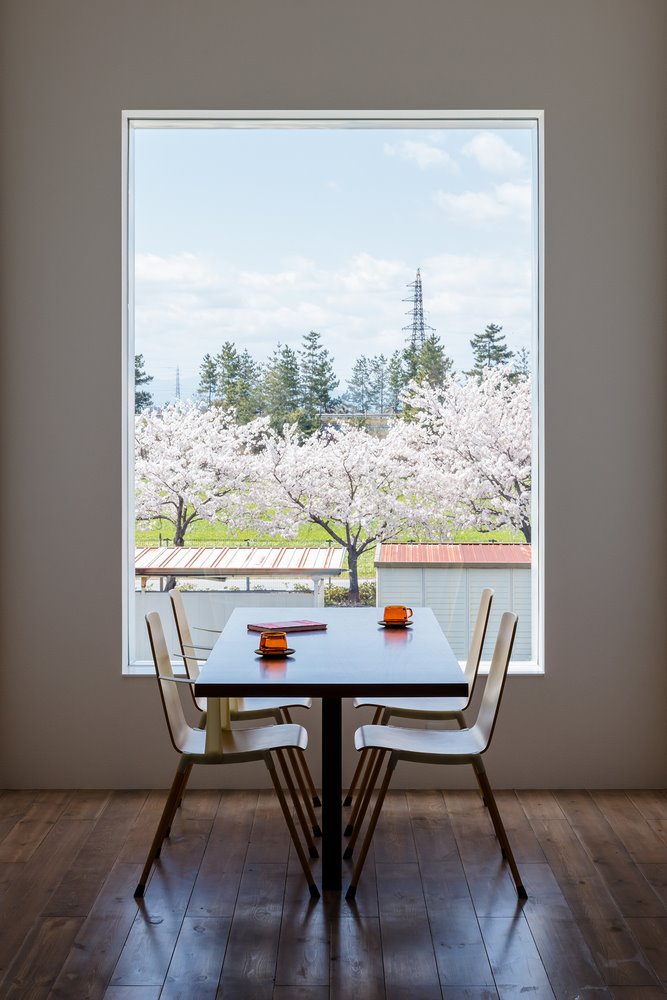 comedor con ventana y cerezos casa japon