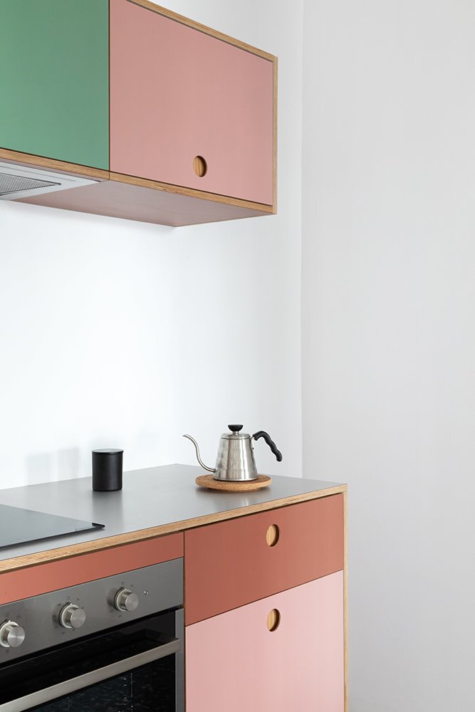 Los acabados utilizados para esta cocina forman parte de la primera CUBRO Capsule Collection x Formica®, una serie de colaboraciones que se incluirán periódicamente a la colección permanente de gamas CUBRO.