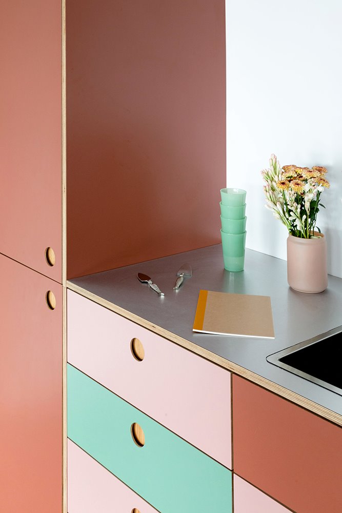 Los cuatro colores de la colección contribuyen a crear una cocina colorista, atrevida y actual, con un toque pop inspirado en los años 50. 