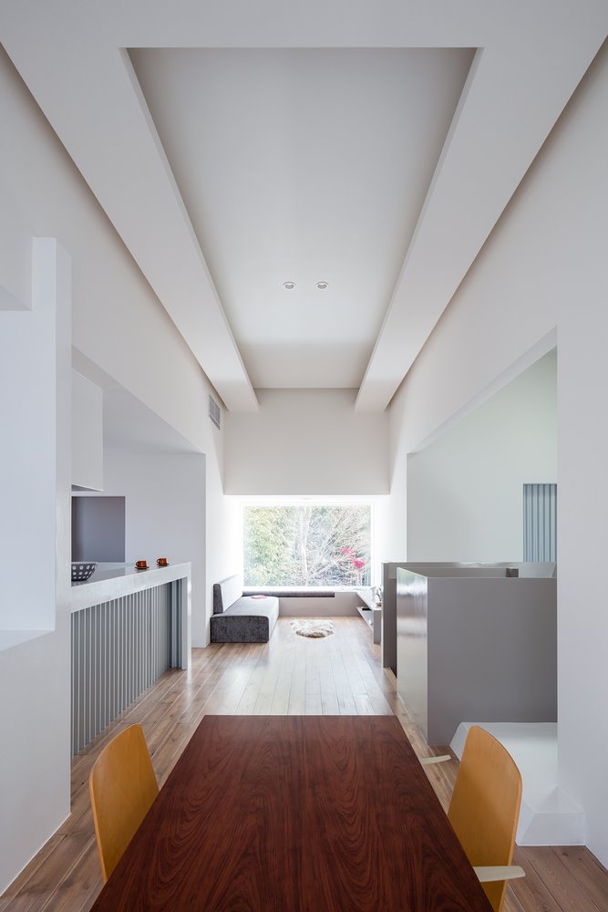 mesa de madera en salon casa japon
