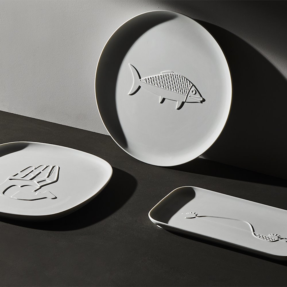 La mano, el pez y el movimiento solar son los símbolos más reconocibles creados por Le Corbusier, que resumen sus ideales arquitectónicos y urbanísticos, y expresan su creatividad en términos escultóricos y figurativos. 