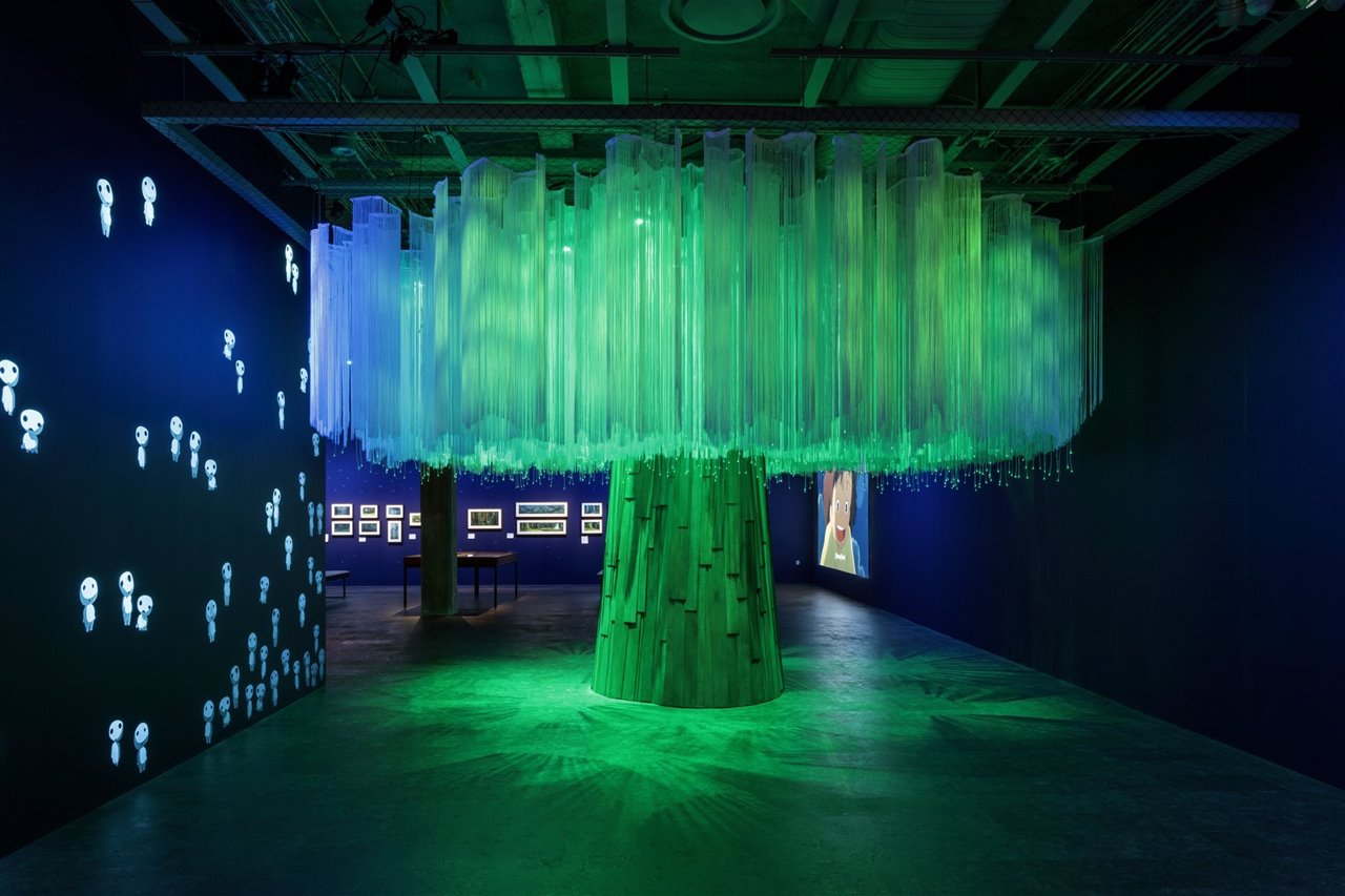  Mother Tree en la exposición de Hayao Miyazaki del Museo de la Academia de Cine. Foto de Joshua White, JWPictures / © Academy Museum Foundation