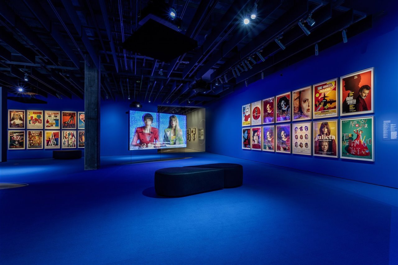 Exposición sobre Pedro Almodóvar en el Museo de la Academia de Cine. Foto de Joshua White, JWPictures / © Academy Museum Foundation