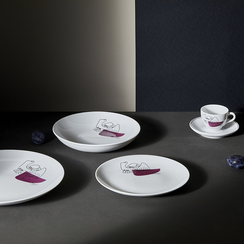 Ahora, los símbolos de Le Corbusier vuelven a la vida en forma de bandejas de porcelana blanca con la Colección Chandigarh de Le Corbusier que forma parte, a su vez, de la Colección Cassina I Maestri, fabricada por Ginori 1735.