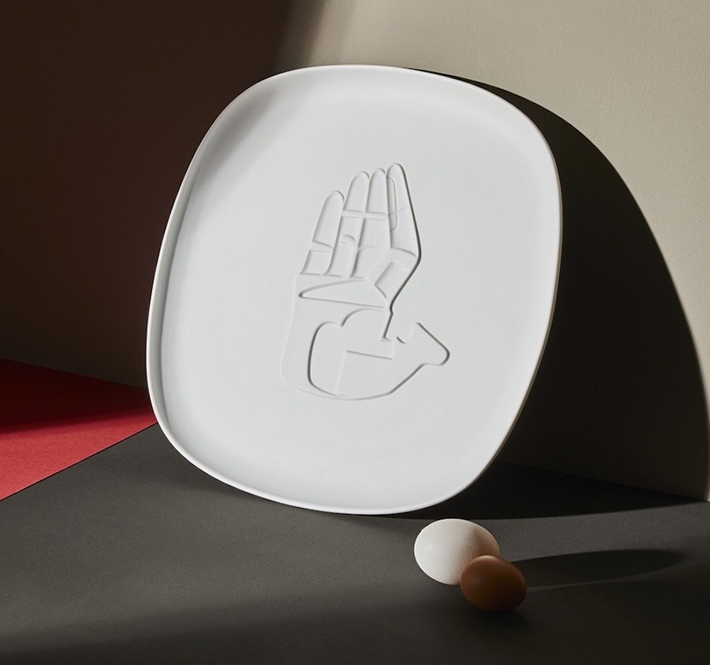 Le Courbusier dijo: "El único gesto político de mi vida es la mano abierta. Simboliza recibir y dar; es signo de optimismo ante el mundo moderno, catastrófico".