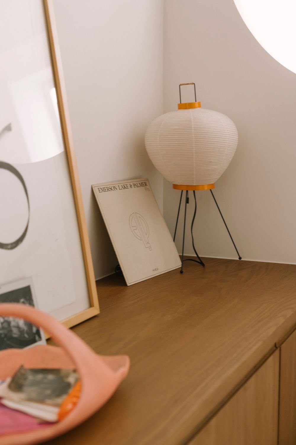 La lámpara de Isamu Noguchi, un diseñador a quien admiran, tiene una historia detrás. "Es posible que te conmueva una pieza en un entorno y un momento determinados. Puede suceder al viajar o caminar por un mercado", cuenta Sarrió. Fotografías, cuadros y objetos se reparten por la casa y crean una narrativa muy personal.