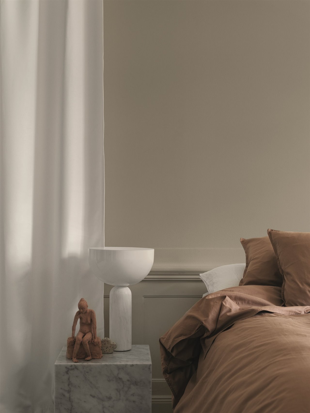 Hablando de distribución, un dormitorio será cómodo si se traza un "círculo" de unos 260 cm de diámetro. Es el que nos permite incluir una cama de 135 a 150 cm y el espacio libre alrededor para moverse cómodamente. Lo idóneo sería dejar un espacio de 60 cm a cada lado de la cama para poder acceder a ella sin dificultad. Las puertas correderas en los armarios son un aliado.