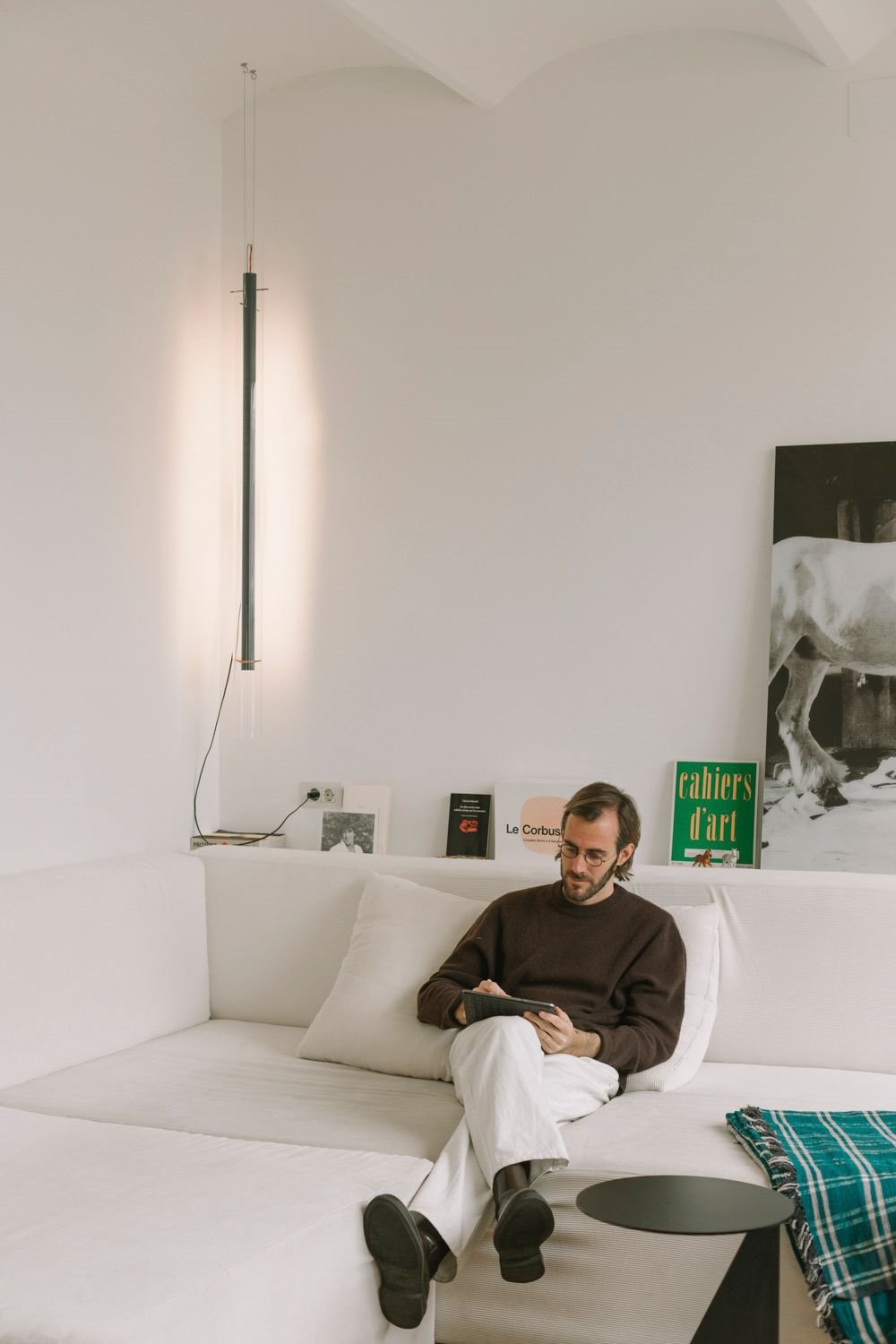 En el salón, la lámpara Arco, un diseño de estudio RRIO en colaboración con el diseñador Max Enrich, un buen amigo de la pareja que también diseñó las mesas auxiliares Stabile que se encuentran en el salón.