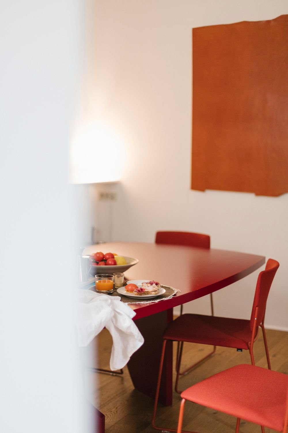 El contorno de la mesa Gabriela es rectangular, pero su alma es redondeada. La diseña y produce bajo demanda el estudio RRIO, por lo que se puede adaptar para que combine perfectamente en forma y color con cualquier espacio dado. 