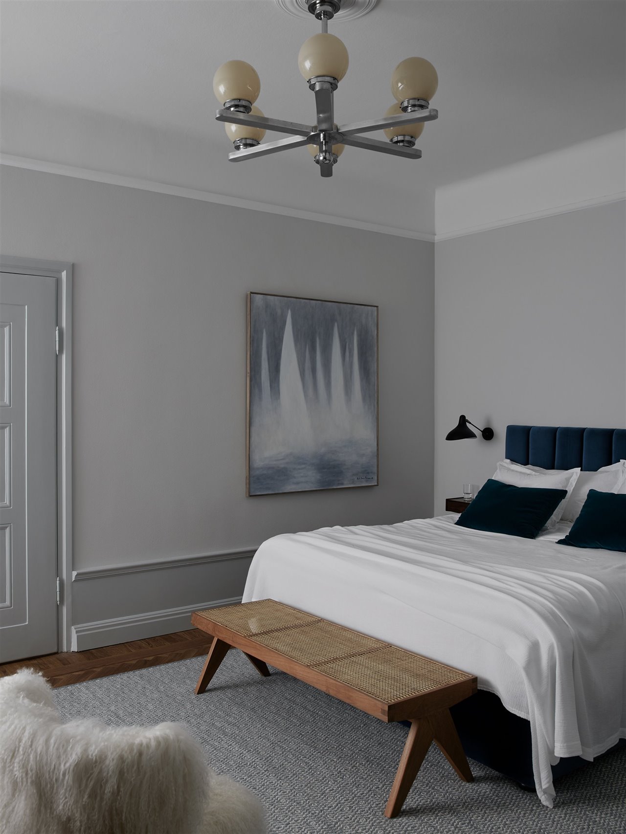 Las camas con cabeceros acolchados refuerzan la sensación de protección y descanso. Minotti tiene un repertorio de piezas de excelente diseño y factura, entre las que destaca la cama Curtis que da un mood muy especial al dormitorio. Los modelos Ziggy y Nian, de Porada, ofrecen líneas actuales y serenas para durar en el tiempo. El modelo Asseman, de DePadova, resulta una opción romántica.