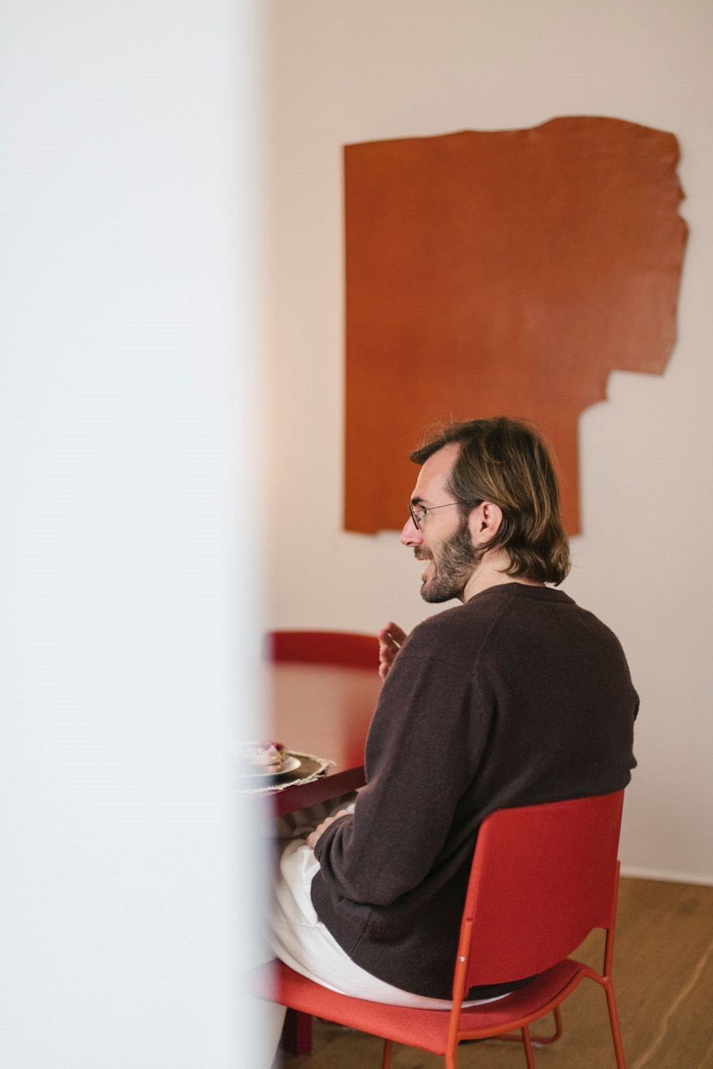 La obra de arte de cuero, en la pared del comedor, es de Gabriela Comella. Ella y su marca están trabajando para reducir el desperdicio y están comprometidas con la economía circular. Gabriela ve arte en algunas piezas que la gente puede descartar debido a sus imperfecciones que son el resultado del uso de cueros y tintes naturales.