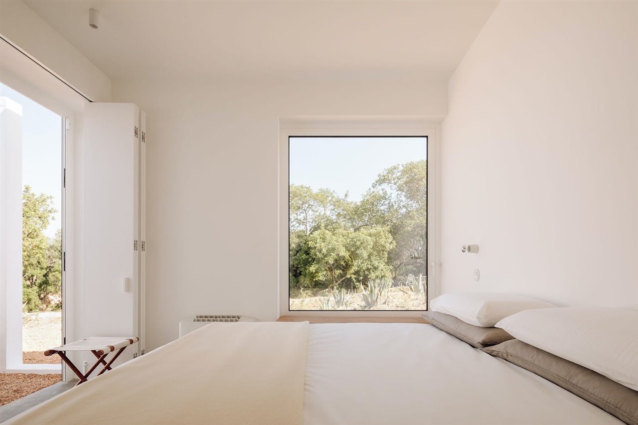 La casa Um, en Estiramantens, Tavira, reinventa el estilo y los detalles de la arquitectura típica del Algarve.