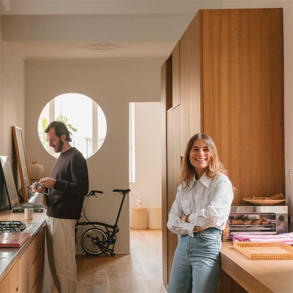 Gente que disfruta de su casa: el piso de una diseñadora y un arquitecto en Barcelona