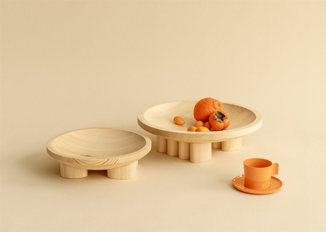 Centro de mesa con patas, de Mac Collins para Vaarnii, en madera de pino sin tratar.