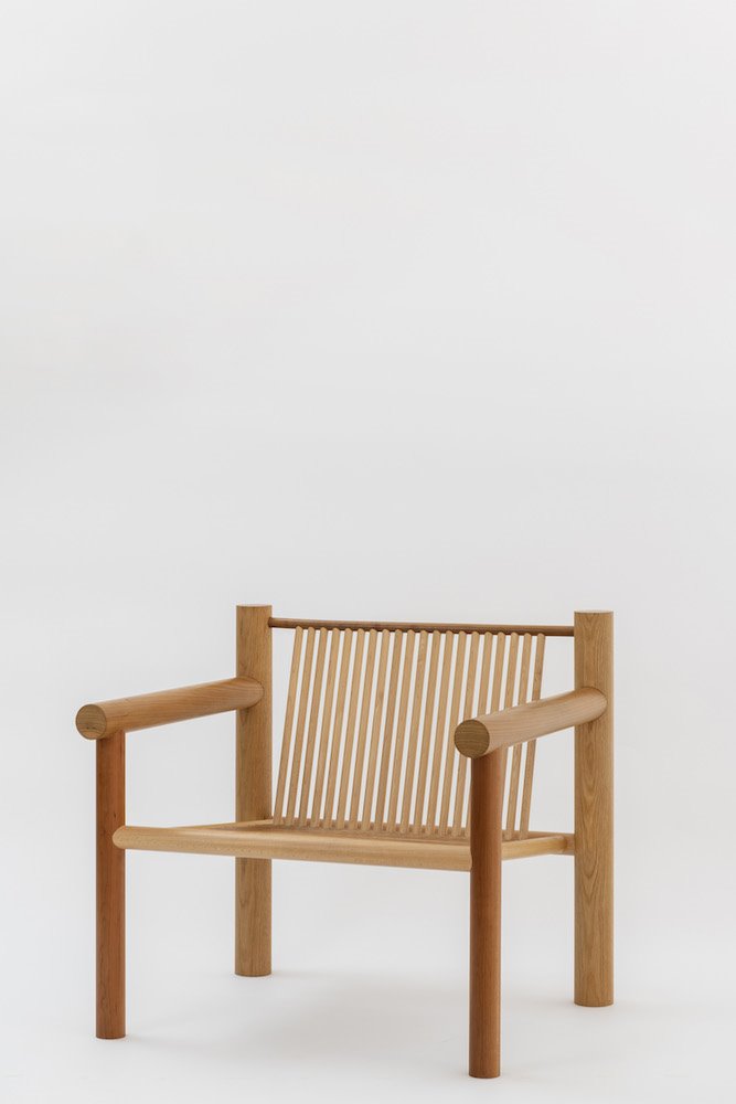 Butaca Woodware, de Max Lamb, un experimento hecho con barras de madera de distinto diámetro.