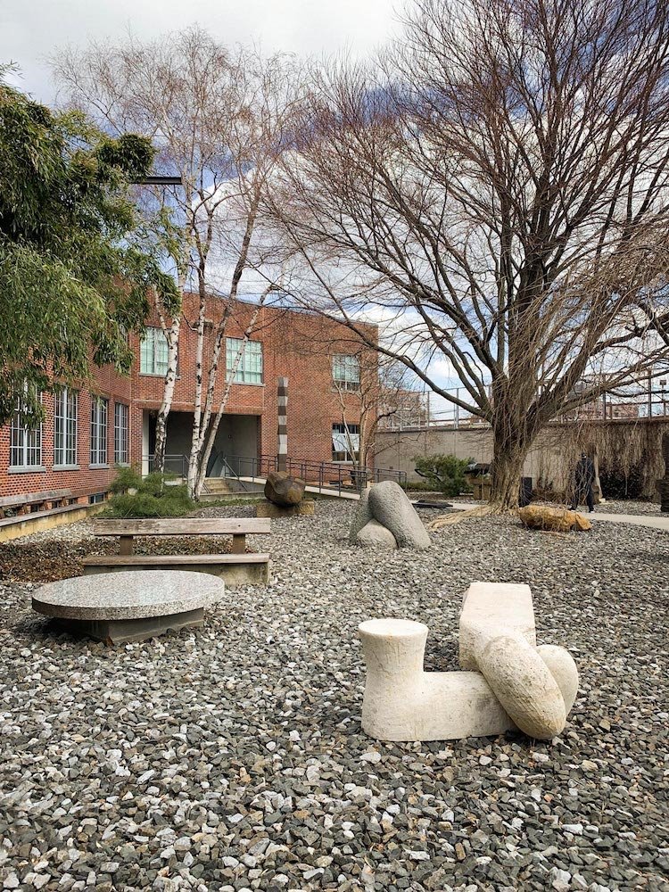 Otra de las anécdotas de la infancia de Noguchi es cuando, a los diez años, ayudó a construir la casa familiar en Chigasaki (Japón). Era el despertar creativo de uno de los escultores y diseñadores más relevantes del siglo xx, con un talento que trascendió los límites del arte, el diseño, la arquitectura y el teatro.