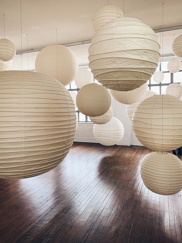 El museo está lleno de diferentes versiones de las Akari Light Sculptures.